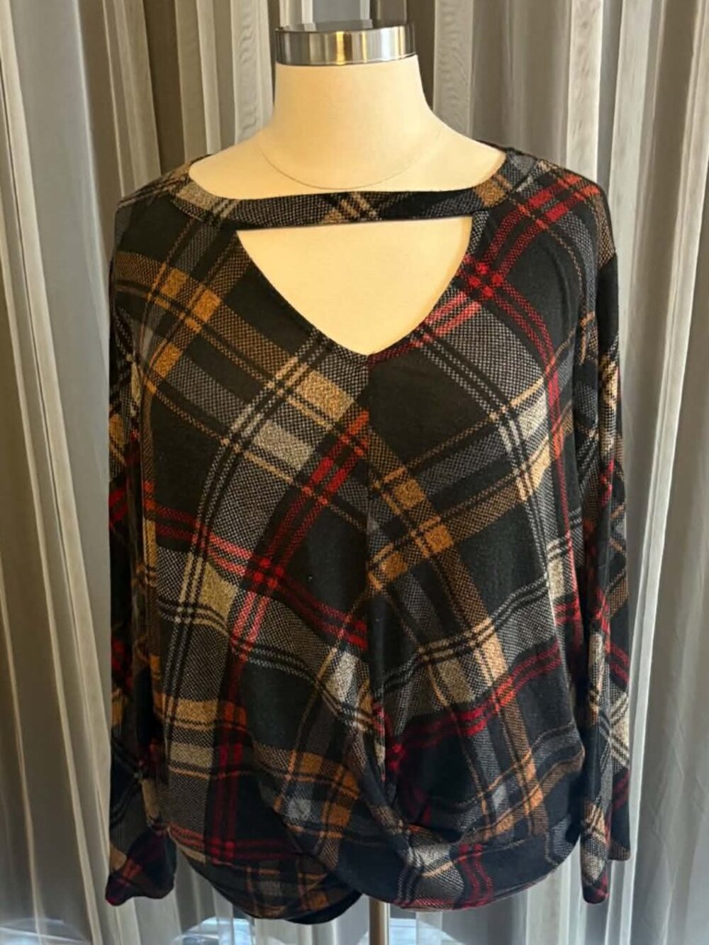 Maurices 24/7  size 3 keyhole plaid top